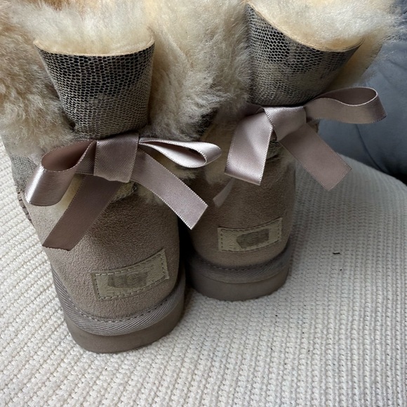 Women UGG Australia Mini Bailey Bow Snake Boot 1005534  Natural Size 9 - Picture 3 of 6